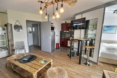 Cuisine ou kitchenette dans l'établissement Appartement rénové proche plage de la centrale