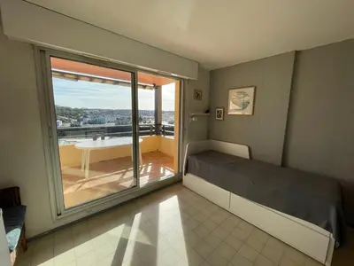 Un ou plusieurs lits dans un hébergement de l'établissement Appartement proche plage dans résidence avec piscine