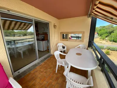 Balcon ou terrasse dans l'établissement Appartement proche plage dans résidence avec piscine