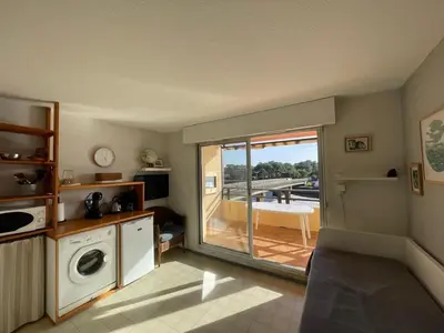 Cuisine ou kitchenette dans l'établissement Appartement proche plage dans résidence avec piscine