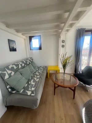 Coin salon dans l'établissement Lovely studio perfect for couples close to beach