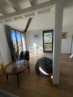 Coin salon dans l'établissement Lovely studio perfect for couples close to beach