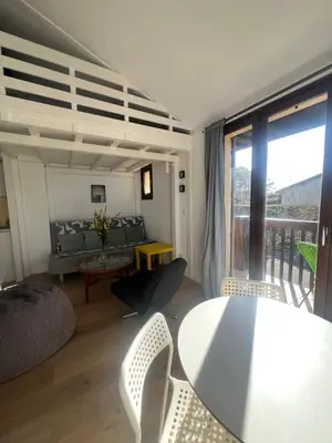 Coin salon dans l'établissement Lovely studio perfect for couples close to beach