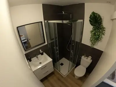 Salle de bains dans l'établissement La villa baie du lac les pins
