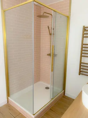 Salle de bains dans l'établissement Le Cocon Rose Jacuzzi privé rêve et Douceur