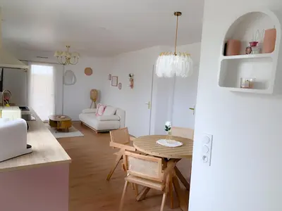 Coin salon dans l'établissement Le Cocon Rose Jacuzzi privé rêve et Douceur
