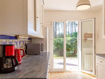 Cuisine ou kitchenette dans l'établissement Holiday Home Bosquet des Ecureuils 17 by Interhome