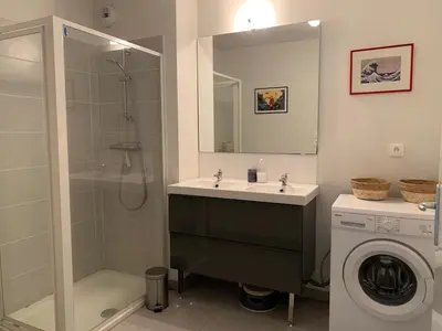 Salle de bains dans l'établissement Appartement Gujan Mestras premier étage