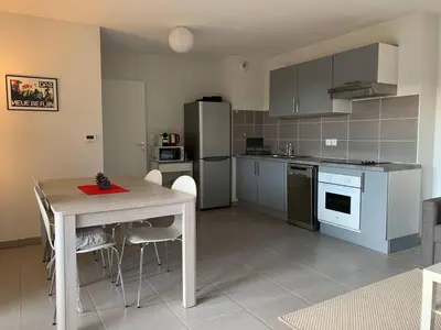 Cuisine ou kitchenette dans l'établissement Appartement Gujan Mestras premier étage