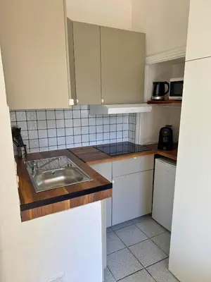 Cuisine ou kitchenette dans l'établissement Nid Bleu - Central - Wifi - Équipé