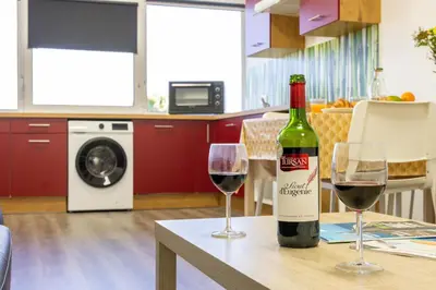 Cuisine ou kitchenette dans l'établissement L'îlot Narrossais - Idéal Curistes - 4