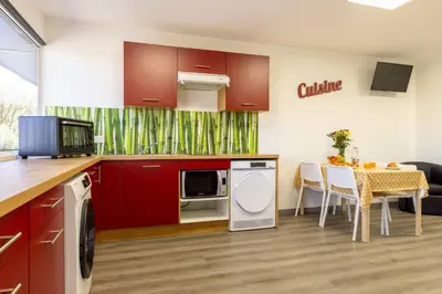 Cuisine ou kitchenette dans l'établissement L'îlot Narrossais - Idéal Curistes - 4