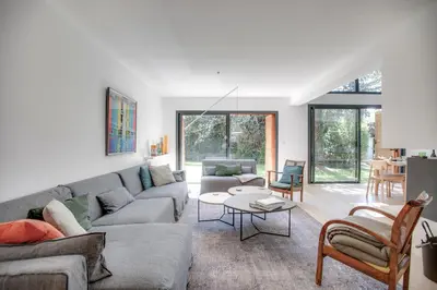 Coin salon dans l'établissement Villa avec piscine proche Lac, océan et forêt