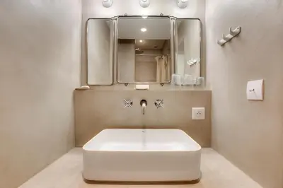 Salle de bains dans l'établissement Villa avec piscine proche Lac, océan et forêt