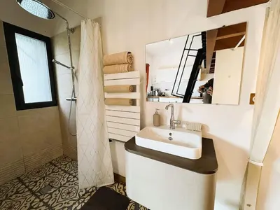 Salle de bains dans l'établissement Havre du Bassin avec piscine et studio indépendant