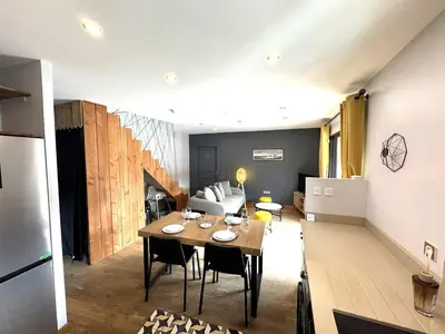 Coin salon dans l'établissement Havre du Bassin avec piscine et studio indépendant