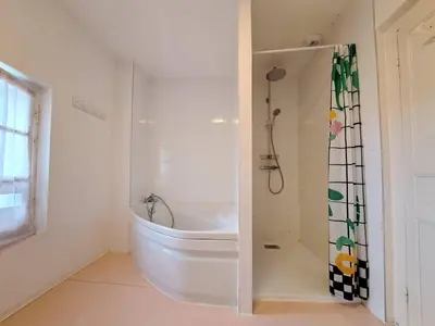 Salle de bains dans l'établissement Ruisseau