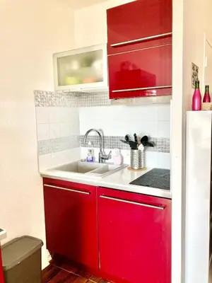 Cuisine ou kitchenette dans l'établissement SEA view from BED 100M Beach, Free Parking, Surf