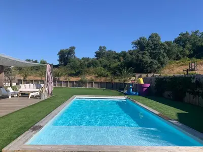 Piscine de l'établissement Villa 12 personnes piscine chauffée et jacuzzi ou située à proximité
