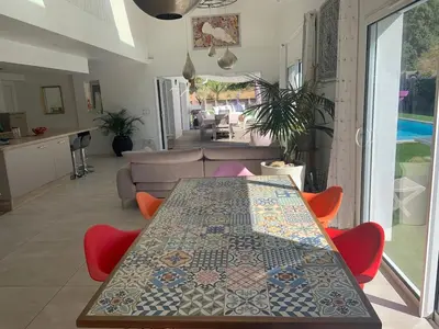 Cuisine ou kitchenette dans l'établissement Villa 12 personnes piscine chauffée et jacuzzi