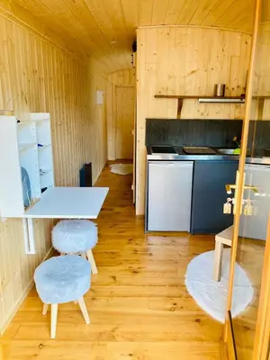 Cuisine ou kitchenette dans l'établissement Roulotte atypique à l'Océan