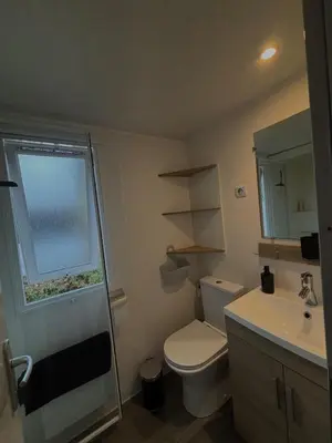 Salle de bains dans l'établissement Mobil home 532 au bord du Lac de Biscarrosse