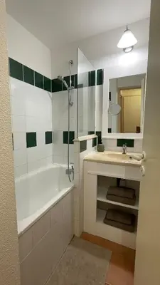 Salle de bains dans l'établissement Séjour Piscine, Forêt, Océan à Soustons Plage