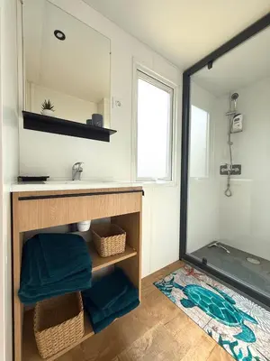 Salle de bains dans l'établissement MobilHome de la Coccinelle