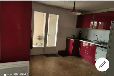 Cuisine ou kitchenette dans l'établissement Maison cosy à la campagne, piscine et tranquillité