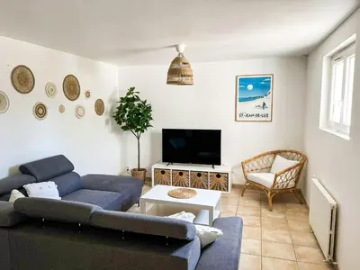 Télévision ou salle de divertissement dans l'établissement Appartement T3 avec jardin à 5km de la plage