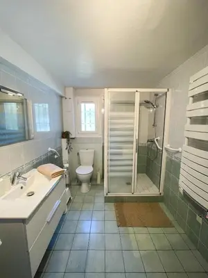 Salle de bains dans l'établissement Appartement T3 avec jardin à 5km de la plage