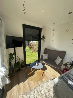 Coin salon dans l'établissement Chalet accueillant à Saint-Vincent-de-Tyrosse avec jardin