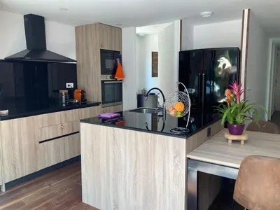 Cuisine ou kitchenette dans l'établissement Magnifique Maison architecturale à l'Océan