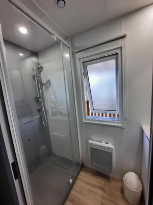 Salle de bains dans l'établissement Les Dunes de Contis 4 étoiles à St Julien en Born emplacement 277 3CH 1SDB 8 personnes