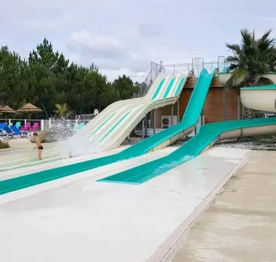 Piscine de l'établissement Les Dunes de Contis 4 étoiles à St Julien en Born emplacement 277 3CH 1SDB 8 personnes ou située à proximité