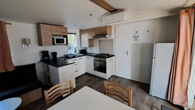 Cuisine ou kitchenette dans l'établissement Les Dunes de Contis 4 étoiles à St Julien en Born emplacement 490 3CH 1SDB 6 personnes