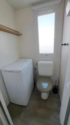 Salle de bains dans l'établissement Les Dunes de Contis 4 étoiles à St Julien en Born emplacement 490 3CH 1SDB 6 personnes