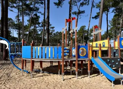 Aire de jeux pour enfants de l'établissement Les Dunes de Contis 4 étoiles à St Julien en Born emplacement 490 3CH 1SDB 6 personnes
