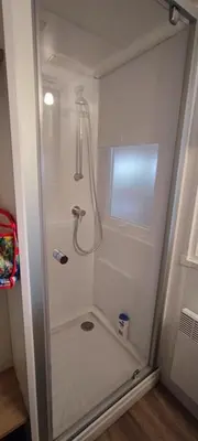 Salle de bains dans l'établissement La Réserve 4 étoiles à Gastes emplacement 592 3CH 1SDB 6 personnes