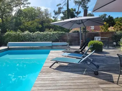 Piscine de l'établissement house with heated pool and jacuzzi ou située à proximité