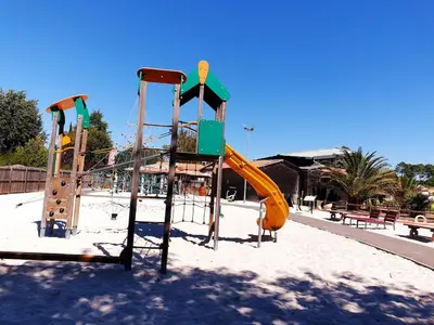 Aire de jeux pour enfants de l'établissement Jolie mobilhome 331