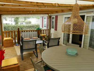 Coin salon dans l'établissement Jolie mobilhome 331