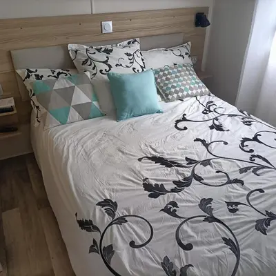 Un ou plusieurs lits dans un hébergement de l'établissement Jolie mobilhome 331