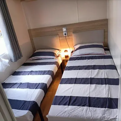 Un ou plusieurs lits dans un hébergement de l'établissement Jolie mobilhome 331