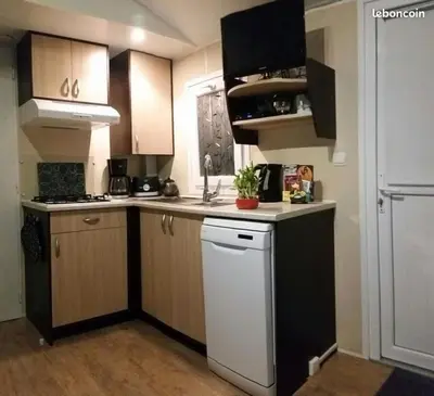Cuisine ou kitchenette dans l'établissement MH 387 3 chambres 1 salle de bain dans camping 4 étoiles