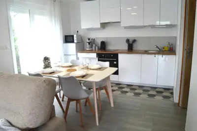 Cuisine ou kitchenette dans l'établissement Petite maison de plain-pied