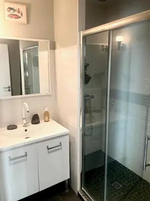 Salle de bains dans l'établissement Appart à 200m de la plage de Contis