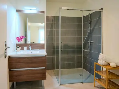 Salle de bains dans l'établissement Apartment Domaine du belvédère-1 by Interhome