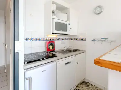 Cuisine ou kitchenette dans l'établissement Apartment Les Pêcheurs-7 by Interhome