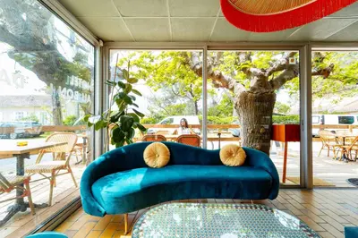 Coin salon dans l'établissement Au Bon Landais Surf Hôtel